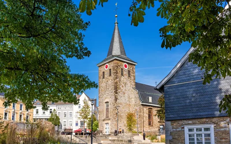 Alte Kirche in Velbert mit Bruchstein und Schiefer